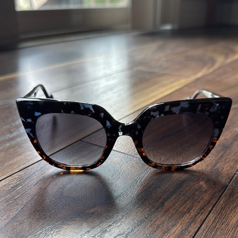 Brown Cat-Eye Sunglasses with Tortoiseshell Pattern